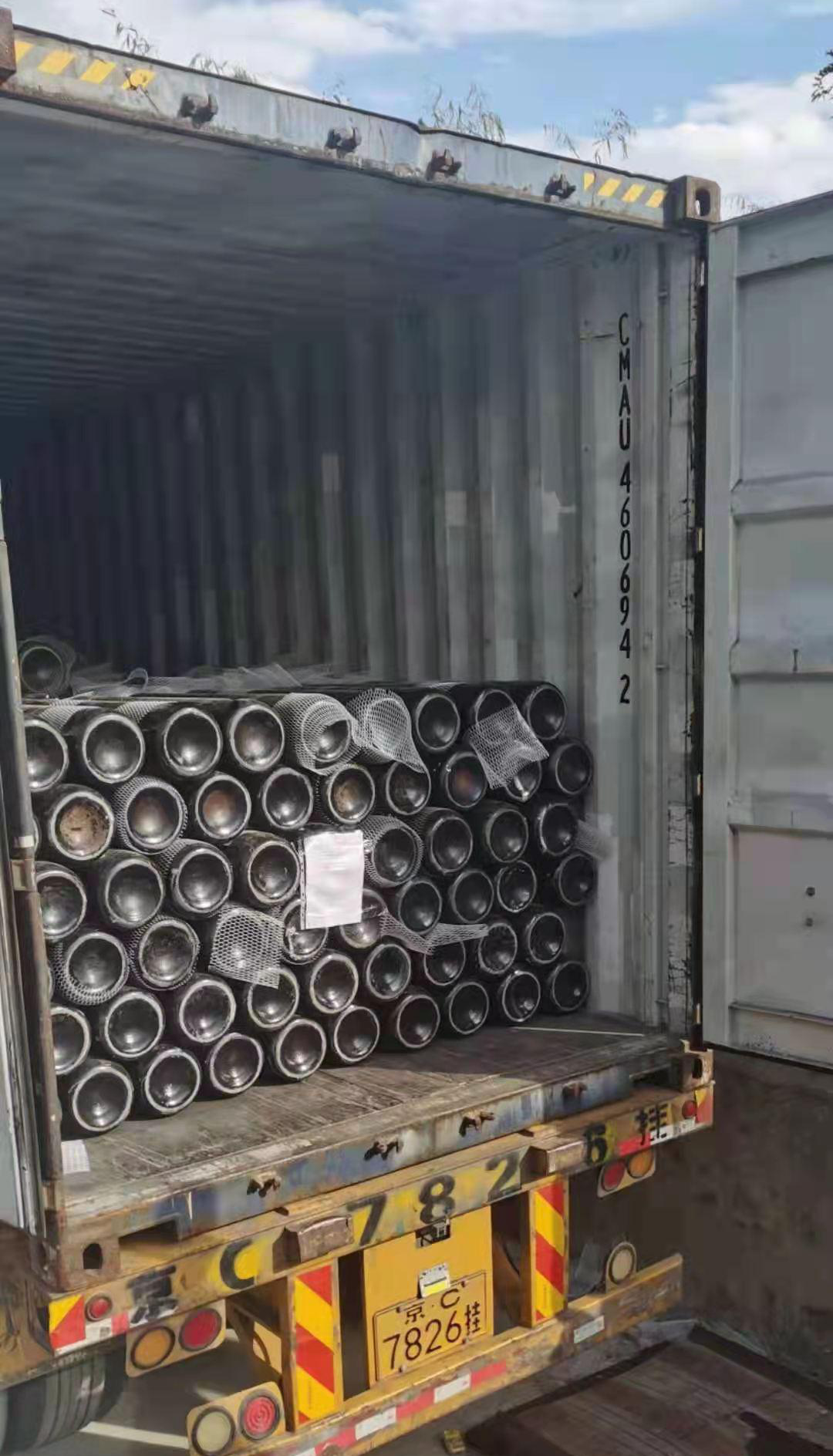 Loading oxygen cylinders